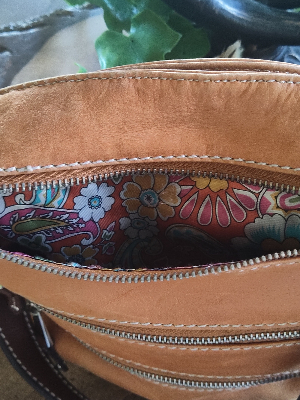 Vintage Danier Tan Leather Crossbody with Front Zip Pocket - Picture 4 of 7